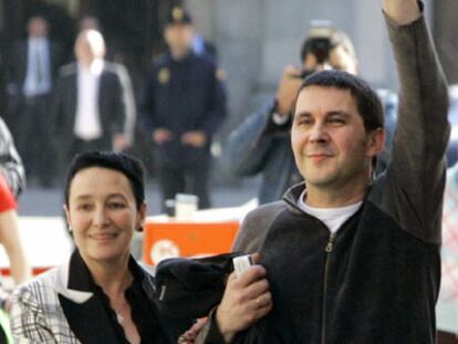 Arnaldo Otegi levanta el puño, acompañado de la abogada Jone Goirizelaia, a su llegada a la Audiencia Nacional.
