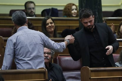 El portavoz adjunto de ERC en el Congreso, Gabriel Rufi&aacute;n  saluda al diputado de EH Bildu, Oskar Matute 