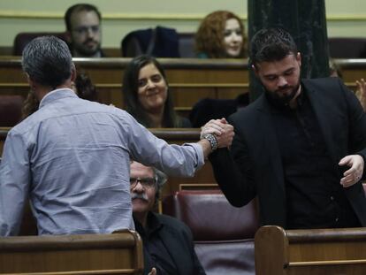 El portavoz adjunto de ERC en el Congreso, Gabriel Rufi&aacute;n  saluda al diputado de EH Bildu, Oskar Matute 