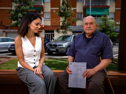 Celia Carbonell, abogada, y Ahmed Tommouhi posaban con la sentencia del Tribunal Supremo que exculpa a este de violación, el viernes en Martorell.