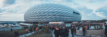 Exterior del Allianz Arena en Múnich, diseñado por la fimra Herzog & de Meuron, cuyo exterior cambia de color si juega el Bayern o la selección alemana.