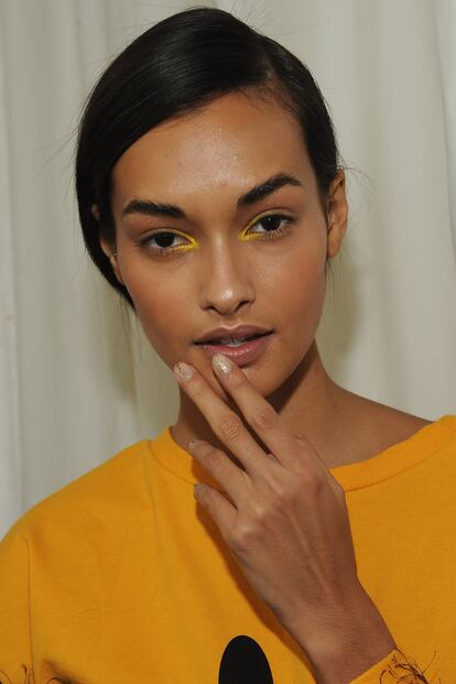 ?

	Ojo a la mirada
	

	Pocos tonos son ms veraniegos y ms difciles de utilizar en maquillaje que el amarillo. Los estilistas de MAC idean una mirada luminosa y divertida protagonizada por este tono para las chicas de Delpozo.