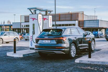 Estación de recarga eléctrica de Ionity en la ciudad finlandesa de Paimio.