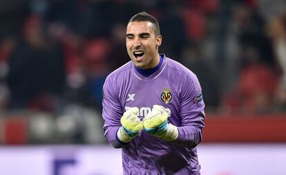 Asenjo muestra su alegría tras el partido en Leverkusen.