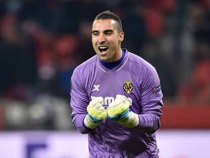 Asenjo muestra su alegr&iacute;a tras el partido en Leverkusen.