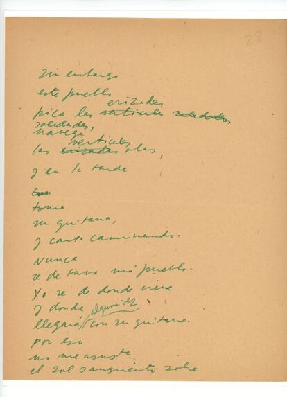 Otro fragmento del poema Nº 15: "Sin embargo, este pueblo, pica las erizadas soledades, navega las verticales olas, y en la tarde, toma, su guitarra, y canta caminando".