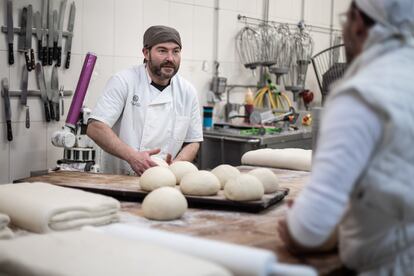 David bolea la masa antes de darle la forma de rosca. 