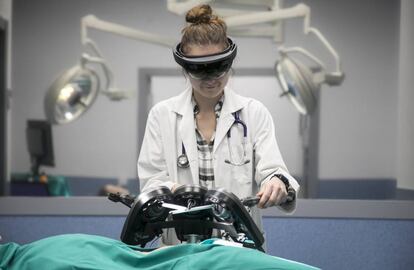 Una alumna trabaja en una de las aulas del hospital virtual de la Universidad Alfonso X el Sabio (Madrid).