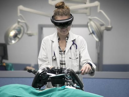 Una alumna trabaja en una de las aulas del hospital virtual de la Universidad Alfonso X el Sabio (Madrid).