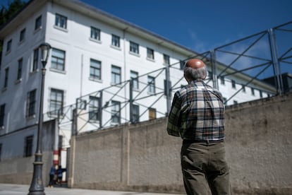 Arcadio Casanova, que denuncia pederastia en el colegio de los maristas de Lugo en los años cincuenta, ante la fachada del colegio.