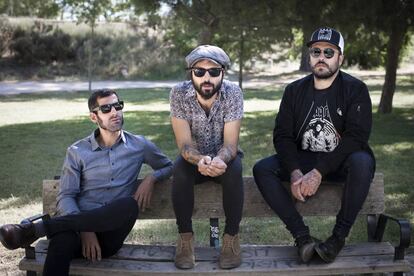 De izquierda a derecha, Dr. Gerbass (bajo), Juancho (voz y guitarra) y Ruly (batería), miembros de Sidecars, en un parque de Alameda de Osuna, en Madrid.