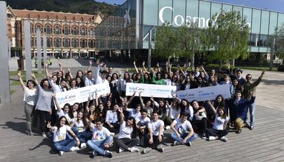 Los ganadores de los premios EduCaixa posan en el CosmoCaixa.