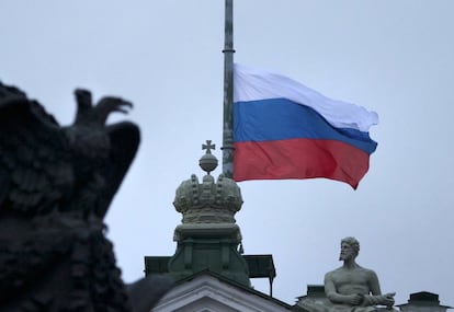 Bandera a media asta en el palacio Dvortsovaya en San Petersburgo (Rusia).
