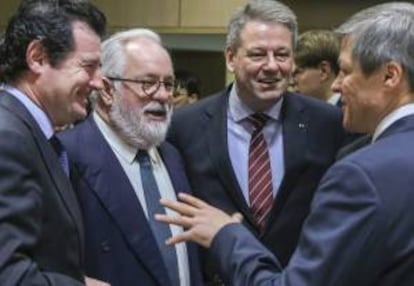 El ministro español de Agricultura, Miguel Arias Cañete (2-i), conversa con su homólogo austriaco, Andra Rupprechter (3-i), y otros de sus homólogos europeos durante una reunión de ministros de Agricultura de la Unión Europea (UE) celebrada en el Consejo Europeo, en Bruselas (Bélgica) hoy.