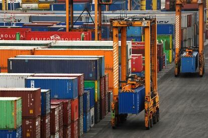 España -en la imagen el puerto de Barcelona- destaca en la UE por el auge de sus exportaciones