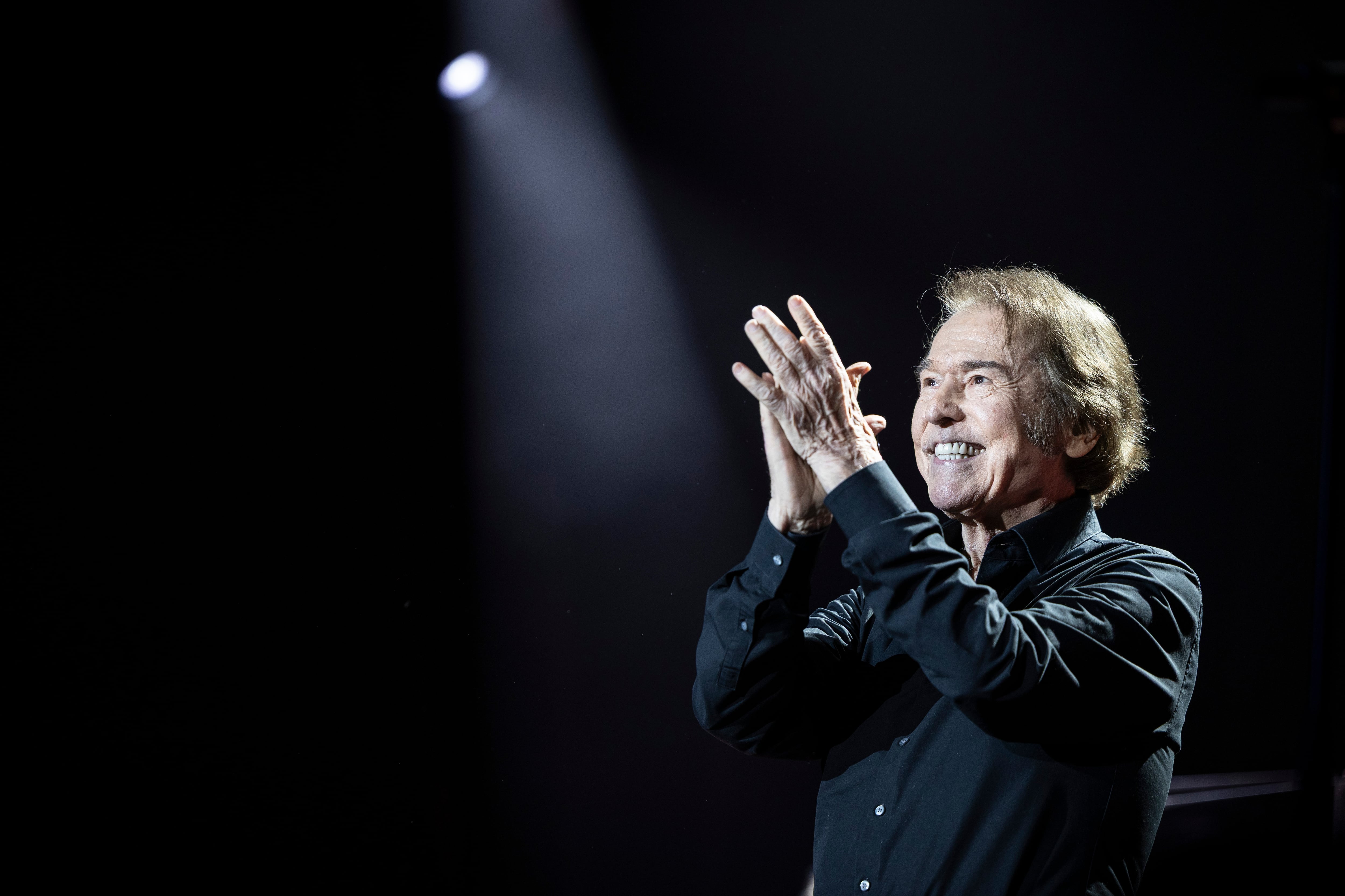 Raphael, 82 anni, continua a esibirsi in tour mondiale