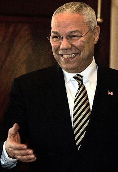 Powell entra en el vestíbulo del Departamento de Estado tras una reunión.