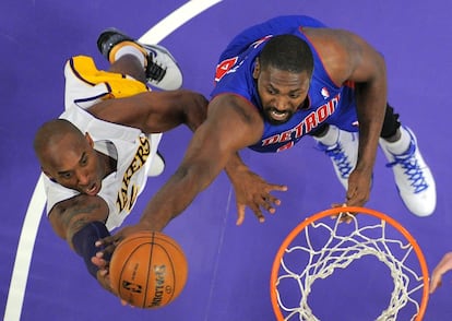 Kobe Bryant intenta encestar ante Maxiell.