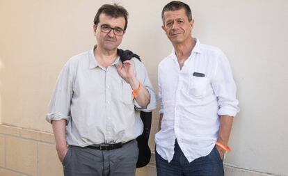 Emmanuel Carrère (derecha) y Javier Cercas, en Couthures-sur-Garonne. 