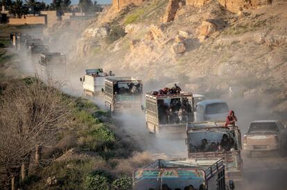 Una caravana de camionetas que transporta a evacuados del bastión del ISIS en Baghuz, en la provincia siria de Deir Ezzor, llega el 4 de marzo a una zona controlada por las milicias kurdas.