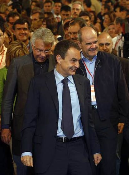 José Luis Rodríguez Zapatero, delante de Felipe González y Manuel Chaves, en el congreso socialista.