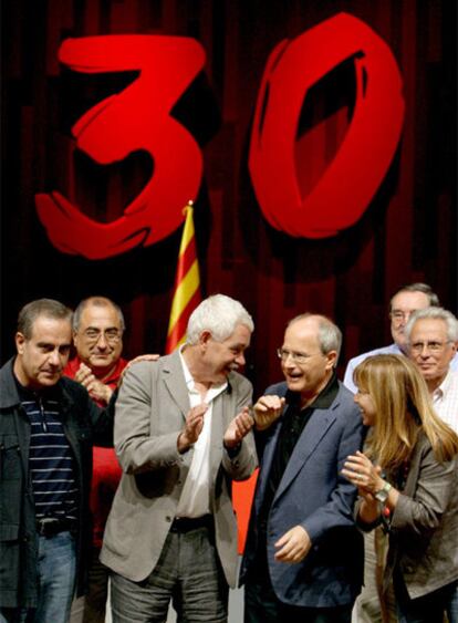 En primera fila, de izquierda a derecha, el ministro de Trabajo, Celestino Corbacho; el ex presidente de la Generalitat, Pasqual Maragall; el actual presidente, José Montilla; y la dirigente del PSC Manuela de Madre en la celebración del 30 aniversario del partido.