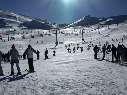 Personas esquiando en Sierra Nevada.