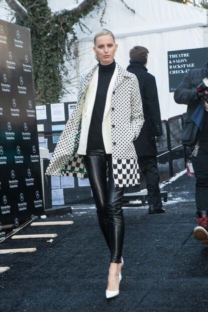 Karolina Kurkova eligi este estilismo protagonizado por la inagotable mezcla blanco-negro para asistir a la primera jornada de la semana de la moda de Nueva York. Nos gusta la mezcla de texturas y la superposicin de capas.