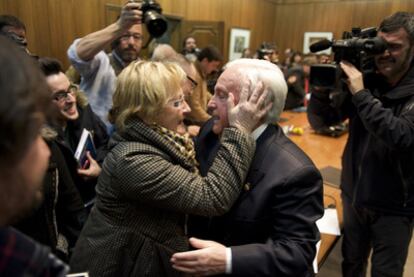 José Luis Baltar abraza a una periodista tras anunciar su abandono de la política.