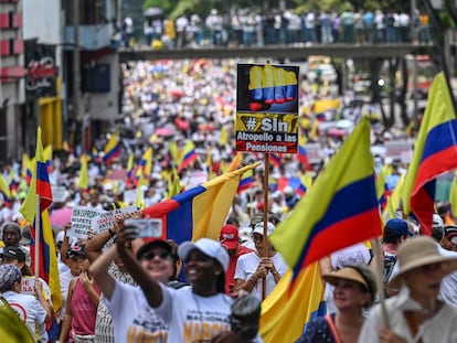 Manifestación en contra de las reformas del Gobierno de Gustavo Petro, en Cali (Colombia).