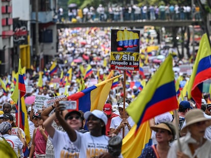 Cientos de personas marchan en contra de las políticas del Gobierno de Gustavo Petro, en Cali.