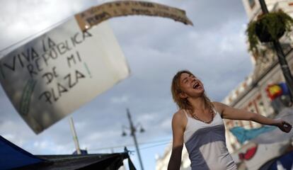 Una mujer ríe en la acampada de Sol antes de una asamblea.