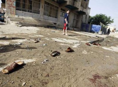 Zapatos de víctimas tras el atentado al lado de la mezquita de Al Rasul en Zafarniya.