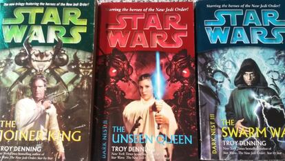 El 'merchandising' es una de las señas de identidad de la saga. Desde 1977 se han publicado 358 libros abundando en el mundo ideado por George Lucas, que ha generado unos ingresos de 1.600 millones.