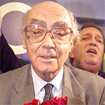José Saramago, ayer, en la Feria del Libro de Francfort, donde se enteró de que era el nuevo ganador del Premio Nobel