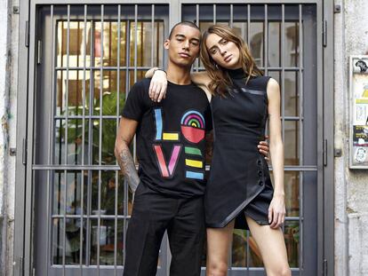 El modelo bisexual Reece King (izquierda) y la transexual Teddy Quinlivan, en Berlín.