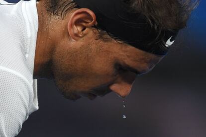 Unas gotas de sudor caen de la cara de Rafael Nadal.