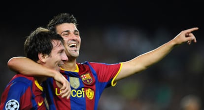 Messi y Villa celebran un gol del Barcelona en el Camp Nou.