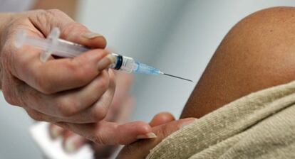 Una mujer es vacunada contra la gripe.