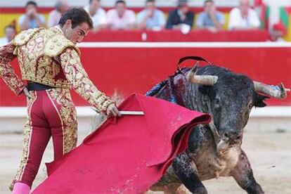 Salvador Cortés, en su primer toro, al que cortó una oreja.