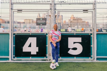 Aslie Pitter, uno de los fundadores del Stonewall FC y coentrenador de uno de sus equipos, en el polideportivo Powerleague Battersea, de Londres.