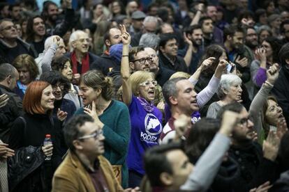 Simpatizantes de En Com&uacute; Podem celebran la victoria.