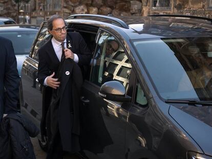 Quim Torra sortint del seu cotxe oficial.