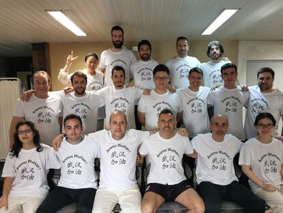 Los repatriados españoles con las camisetas de apoyo.