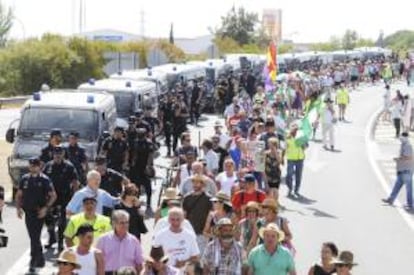 Varios centenares de jornaleros del Sindicato Andaluz de Trabajadores (SAT) acompañados por la Policía Nacional, momentos antes de su entrada ayer a la localidad sevillana de Dos Hermanas.