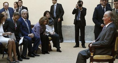 El Rey Juan Carlos recibe en audiencia a un miembros de la Fundaci&oacute;n jud&iacute;a internacional Keren Hayesod-United Israel Appeal, de la que forma parte el magnate norteamericano Sheldon Adelson (i-fondo) en el Palacio de El Pardo. 