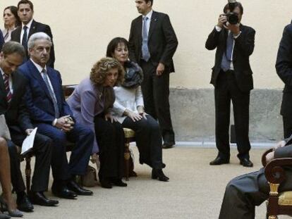El Rey Juan Carlos recibe en audiencia a un miembros de la Fundaci&oacute;n jud&iacute;a internacional Keren Hayesod-United Israel Appeal, de la que forma parte el magnate norteamericano Sheldon Adelson (i-fondo) en el Palacio de El Pardo. 