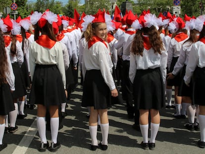 Un grupo de niñas homenajea en Sebastopol, en Crimea, a los Pioneros, organización juvenil de la Unión Soviética fundada por Lenin y que conmemoraba este 19 de mayo el centenario de su creación.