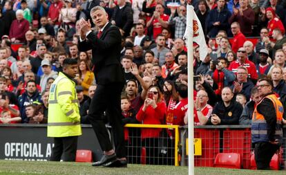 Solskjaer aplaude a los aficionados del Manchester United durante un partido en Old Trafford.