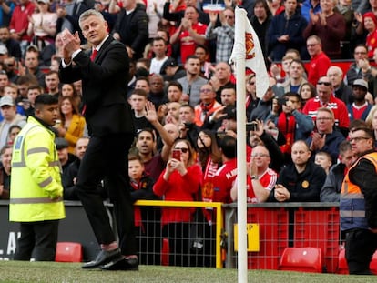 Solskjaer aplaude a los aficionados del Manchester United durante un partido en Old Trafford.